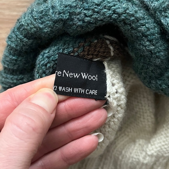 Vintage Kauri Kraft hand knit wool sweater featuring sheep in a pasture - Picture 6 of 12